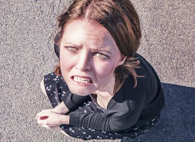 La niña enfrentó las consecuencias de la mamoplastia de aumento.