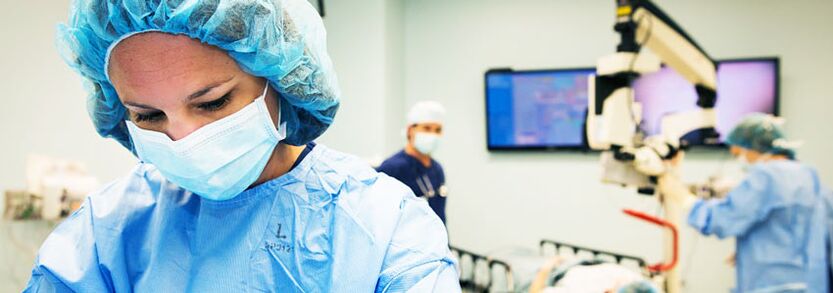 Los cirujanos realizan cirugía plástica para agrandar los senos