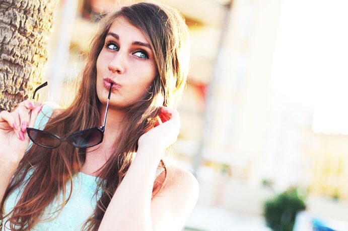 Una niña piensa si debería someterse a una cirugía plástica para agrandar sus senos.