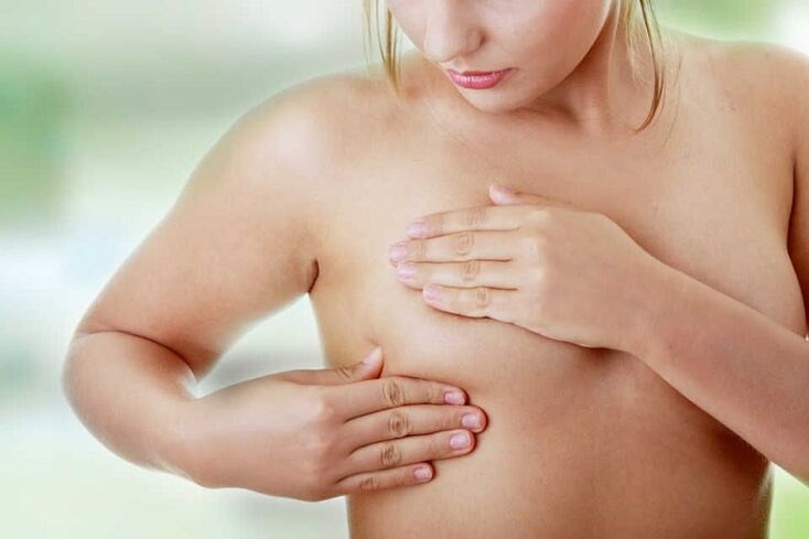 Examen de senos después de la cirugía de aumento. 